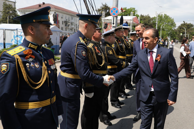 Участников парада в Новороссийске приветствовал губернатор Краснодарского края Вениамин Кондратьев