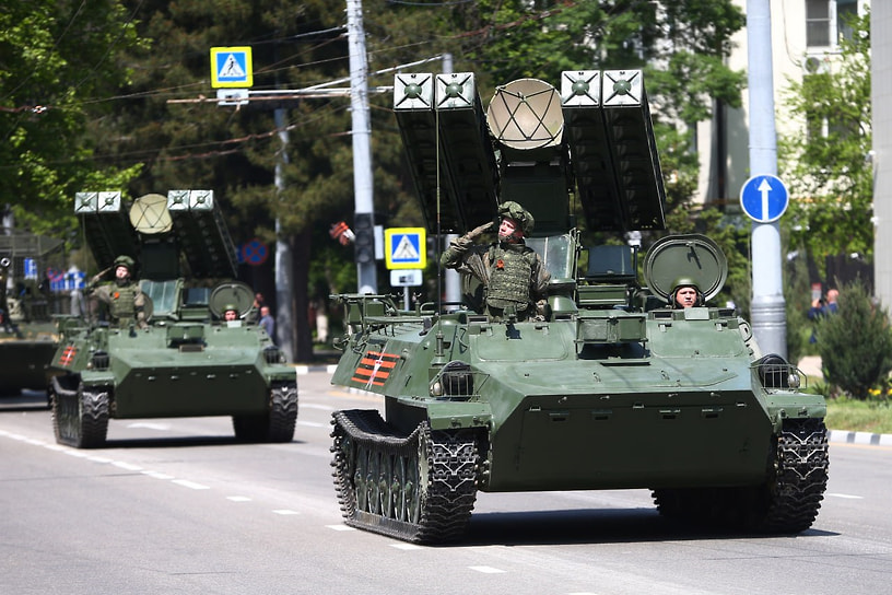 В мероприятии принимали участие 80 единиц ретро- и современной военной, а также спецтехники, что стало рекордом новороссийского парада