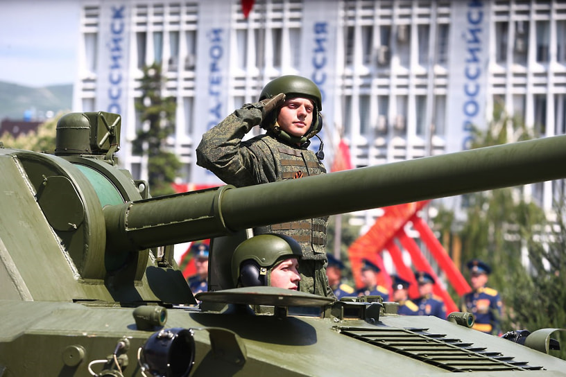 В мероприятии принимали участие 80 единиц ретро- и современной военной, а также спецтехники, что стало рекордом новороссийского парада