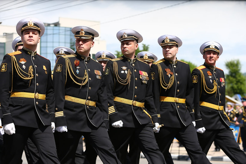 Торжественным маршем прошли военнослужащие Новороссийского гарнизона, участники СВО, парадные расчеты Пограничного управления ФСБ России по Краснодарскому краю, спасатели, казаки, курсанты и юнармейцы
