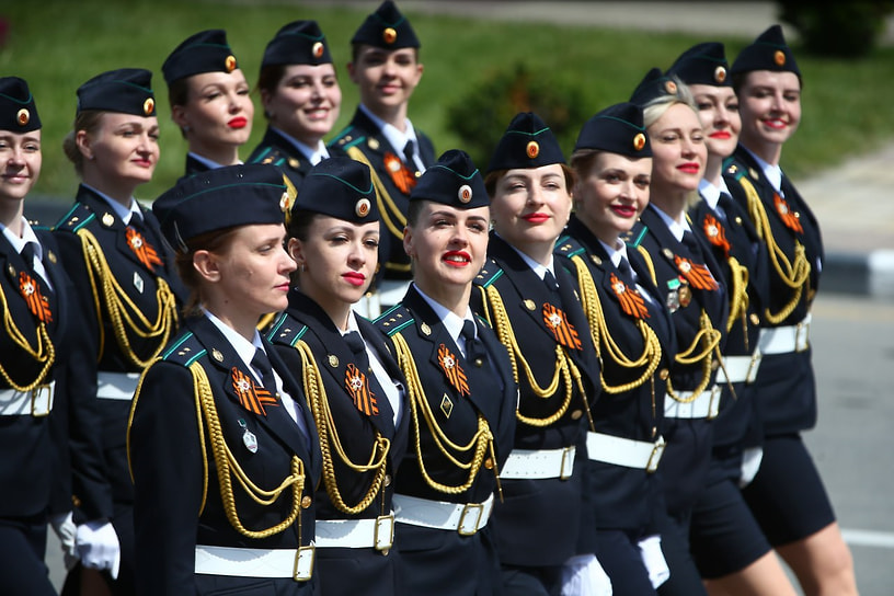 Торжественным маршем прошли военнослужащие Новороссийского гарнизона, участники СВО, парадные расчеты Пограничного управления ФСБ России по Краснодарскому краю, спасатели, казаки, курсанты и юнармейцы