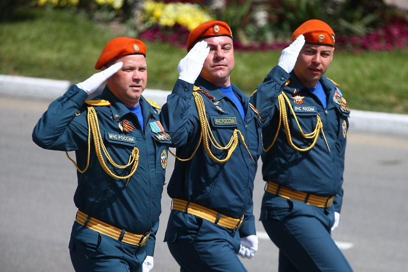Торжественным маршем прошли военнослужащие Новороссийского гарнизона, участники СВО, парадные расчеты Пограничного управления ФСБ России по Краснодарскому краю, спасатели, казаки, курсанты и юнармейцы