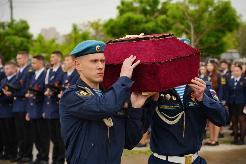 Накануне парада, в рамках акции «Память вечна» на мемориальном комплексе «Малая Земля» в Новороссийске перезахоронили останки советских солдат