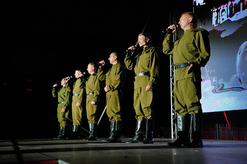 Концертная программа возле мемориала «Разрушенный Дворец культуры цементников» вечером 9 мая выделилась необычным оформлением. Участники присоединились к Всероссийской акции «Лучи Победы»