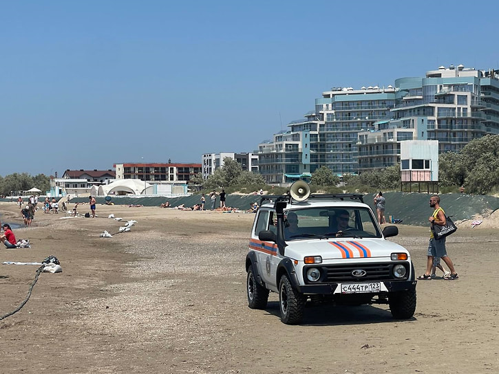 На пляжах курорта курсируют два автопатруля: один на участке от Центрального пляжа Анапы до Витязево, второй на пляжах станицы Благовещенской. В среднем каждый автомобиль совершает до пяти рейсов в день