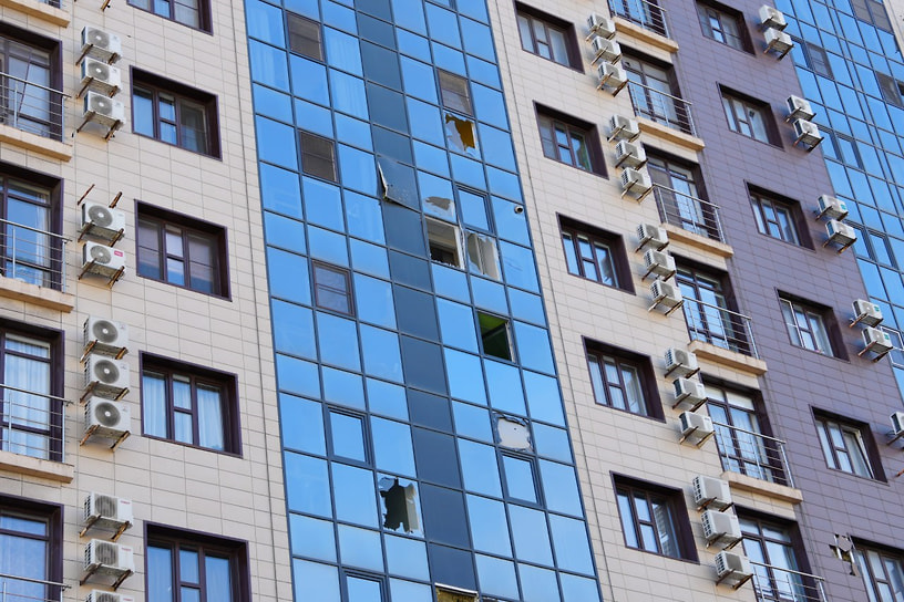 В одной из поврежденных многоэтажек, на улице Шевченко, загорелась кровля, которую оперативно удалось потушить