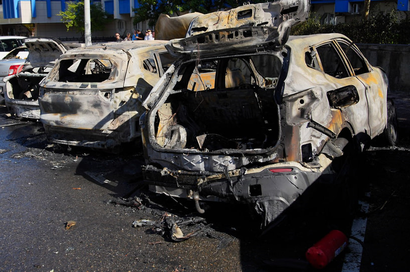 Были повреждены 20 автомобилей, три из которых сгорели полностью
