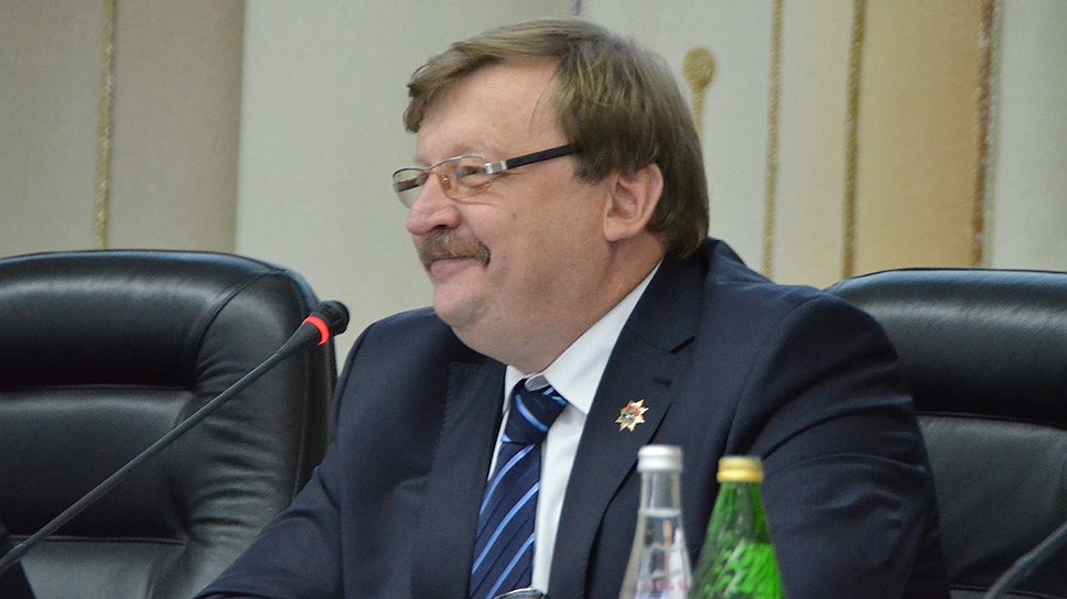 Нового председателя облсовета Евгения Косяненко кемеровский губернатор Аман Тулеев отрекомендовал как «неравнодушного человека»