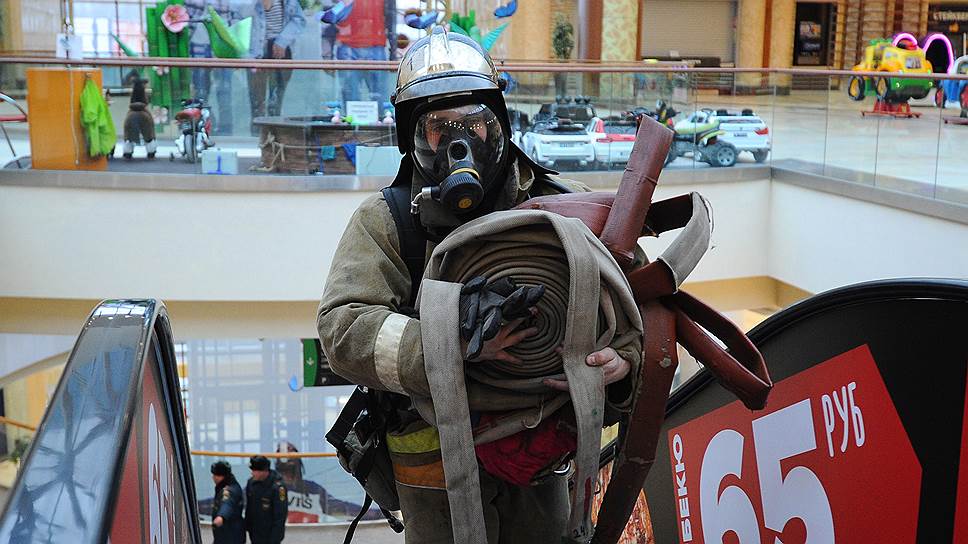 В Кузбассе из-за вопиющих замечаний к пожарной безопасности приостановлена работа торговых центров, районного дома культуры, хоккейного и ночного клубов