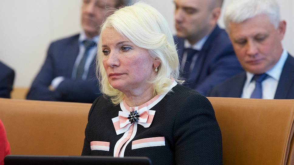 Депутаты красноярского краевого парламента обвинили Татьяну Давыденко (на фото) в защите «семейного бизнеса» и намекнули, что ей неплохо бы уйти в отставку. Она отказалась