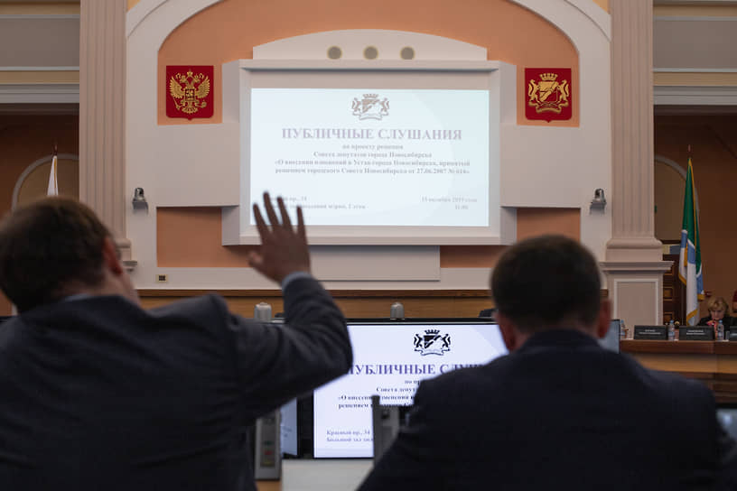 Решение о лишении двух новосибирских депутатов мандатов было принято по требованию прокуратуры, заявившей, что они не отчитались о доходах за 2022 год