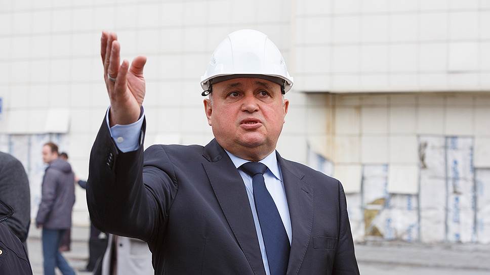 Временно исполняющий обязанности губернатора Кемеровской области Сергей Цивилев перед началом сноса комплекса зданий сгоревшего торгово-развлекательного центра «Зимняя вишня» в Кемерово.
