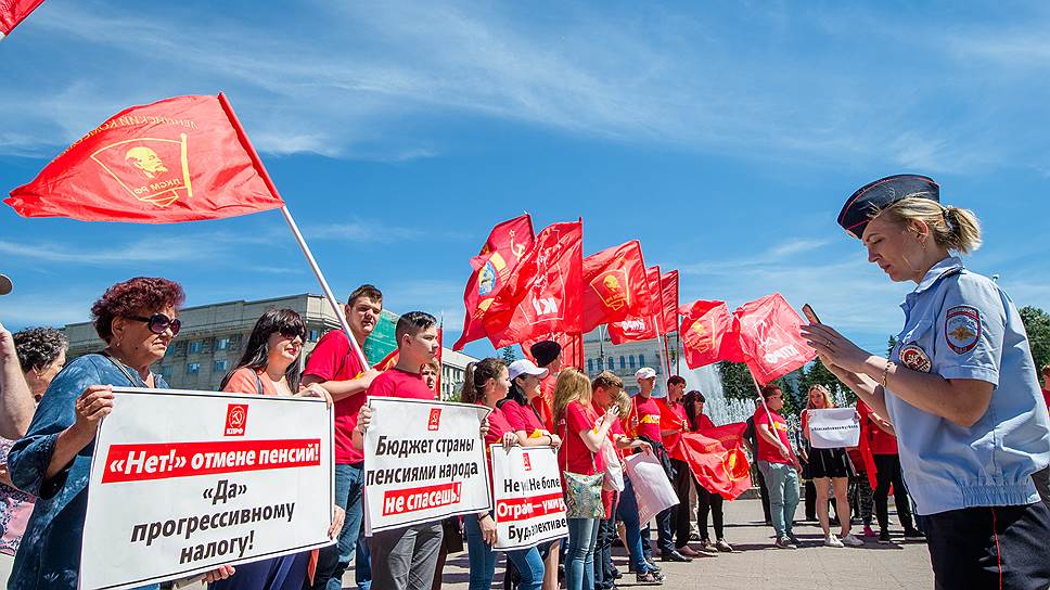 Митинг против повышения пенсионного возраста в Первомайском сквере Новосибирска