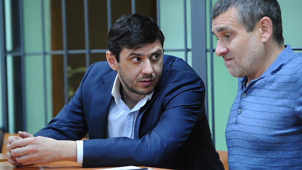 Антон Коновалов (слева) в Железнодорожном районном суде