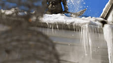 Следователи проводят проверку после падения глыбы льда на женщину в Новосибирске