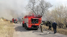 Пожар площадью 10 тыс. кв. м тушат в дачном поселке Хакасии