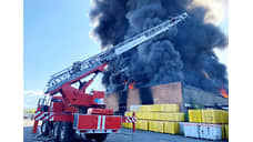 В Кызыле горят склады на площади 2,8 тыс. кв. метров
