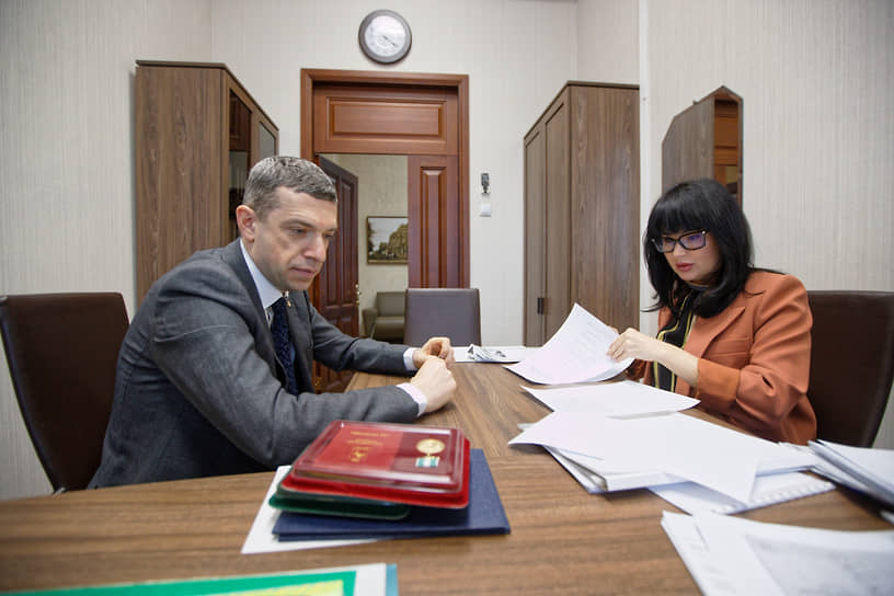 Исполняющий обязанности мэра Томска Михаил Ратнер (слева) подал документы в конкурсную комиссию по отбору кандидатов на пост мэра Томска.