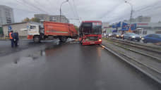 В Новосибирске в аварии КамАЗа и пассажирского автобуса пострадала женщина