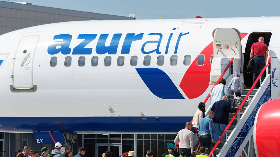 Пассажирский самолёт Boeing 757-200 авиакомпании Azur air.
