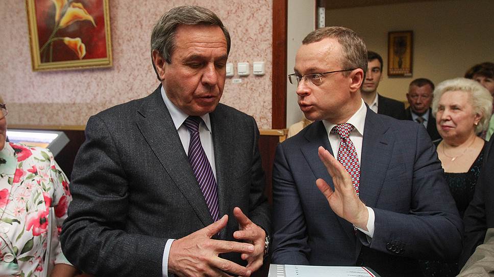 Итоги выборов обсуждают губернатор Владимир Городецкий (слева) и председатель облизбиркома Юрий Петухов (справа).