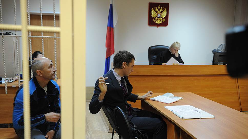 Вице-губернатор Кемеровской области Алексей Иванов во время судебного заседания общается с адвокатом в Центральном районном суда города Новосибирска.
