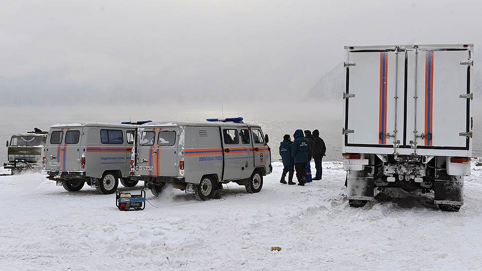 Сотрудники МЧС во время проведения поисковых работ на берегу Телецкого озера.