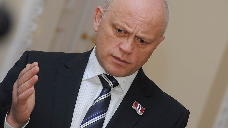 Утвержденный губернатор Виктор Назаров на заседании областного заксобрания в апреле 2012 года.