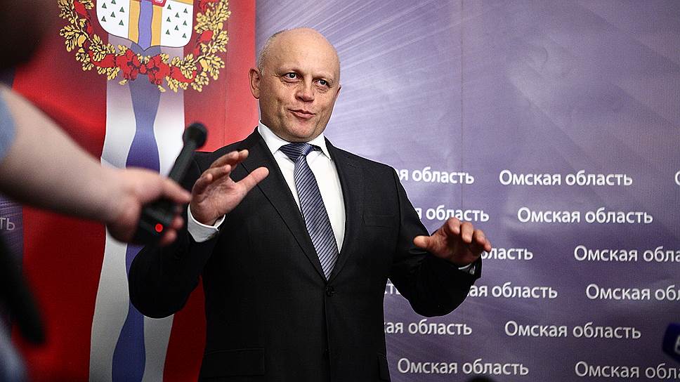 Виктор Назаров во время подхода к прессе после церемонии инаугурации губернатора Омской области в мае 2012 года.