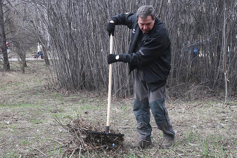 Губернатор Владимир Городецкий принимает участие в ежегодной уборке территории Дендрологического парка, 2015 год.