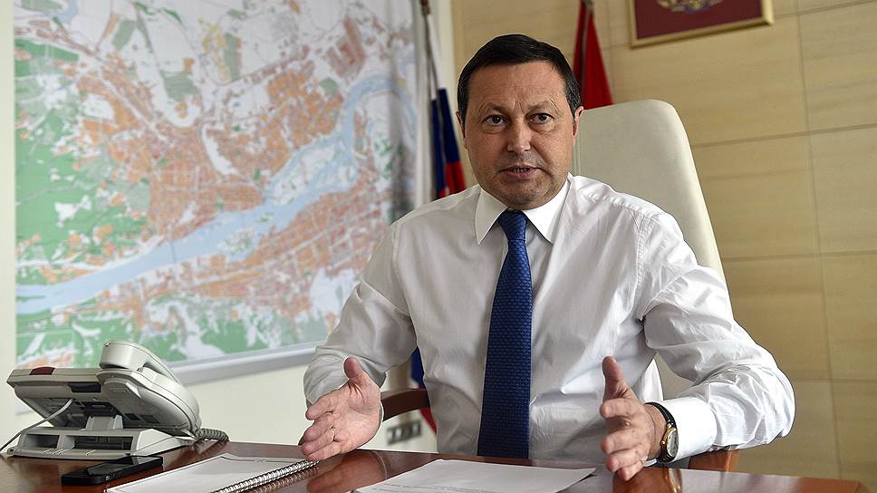 24 октября депутаты горсовета Красноярска нашли замену 57-летнему Эдхаму Акбулатову, который управлял городом пять с половиной лет. На выборах мэра в июне 2012 года он набрал 70% голосов.