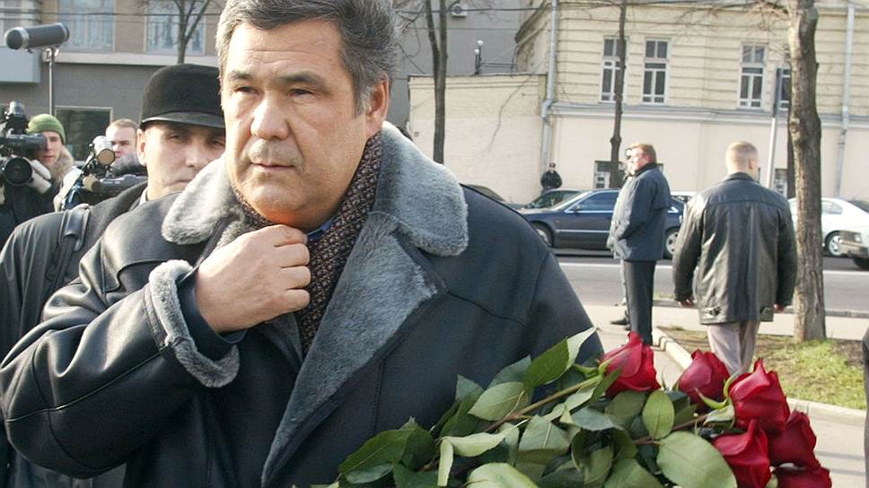 Аман Тулеев перед гражданской панихидой в Храме Христа Спасителя по убитому 18 октября в Москве губернатору Магаданской области Валентину Цветкову, 2002 год.