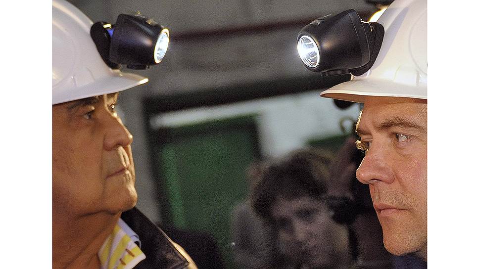 Аман Тулеев и председатель правительства России Дмитрий Медведев во время встречи с шахтерами угольной шахты «Комсомолец» в Ленинске-Кузнецком, 2012 год.
