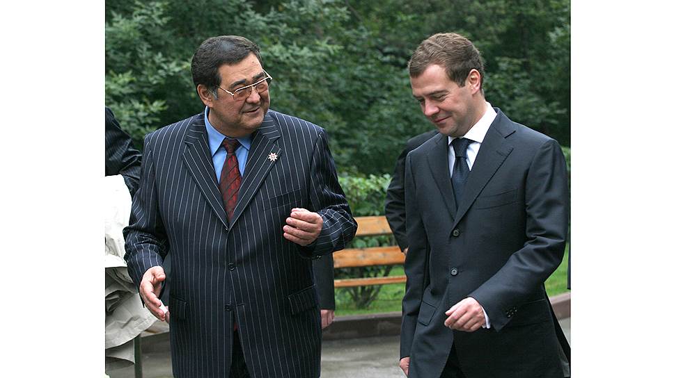 Аман Тулеев и первый вице-премьер России Дмитрий Медведев во время визита в Кемеровскую область, 2006 год. 