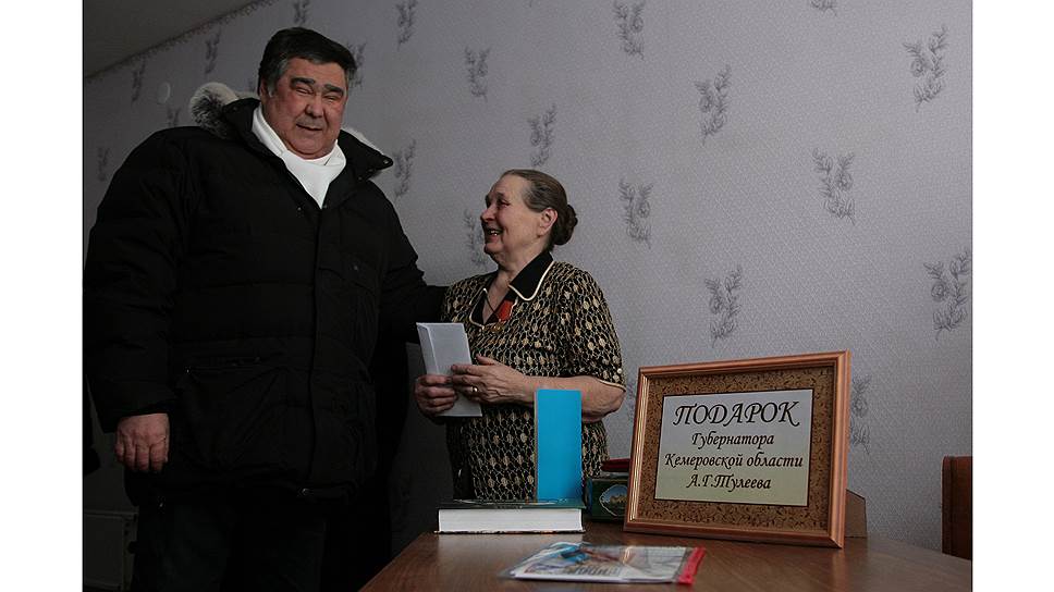 Аман Тулеев на встрече с переселенными жильцами из ветхих квартир в Ленинске-Кузнецком, 2010 год. 