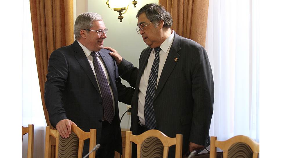 Врио губернатора Красноярского края Виктор Толоконский и Аман Тулеев перед началом представления нового полномочного представителя президента в Сибири, 2014 год.