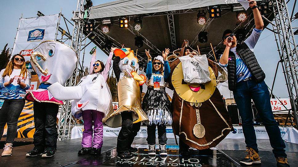 Первое место за лучший карнавальный костюм заняли райдеры из Новосибирска, Ленинска-Кузнецкого и Новокузнецка, спустившие с горы на сноуборде самодельную артиллерийскую пушку из пенопласта