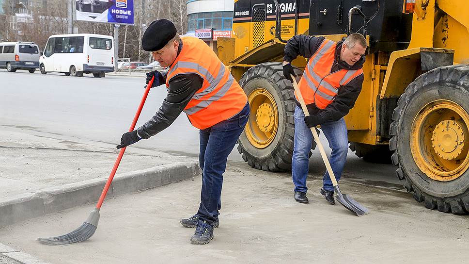Мэр Новосибирска Анатолий Локоть помог в очистке парковочных карманов от пыли и грязи