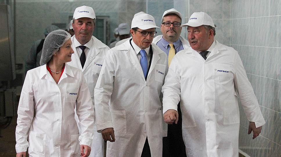 Президент PepsiCo в России Сильвиу Попович и Александр Карлин на «Рубцовском молочном заводе»