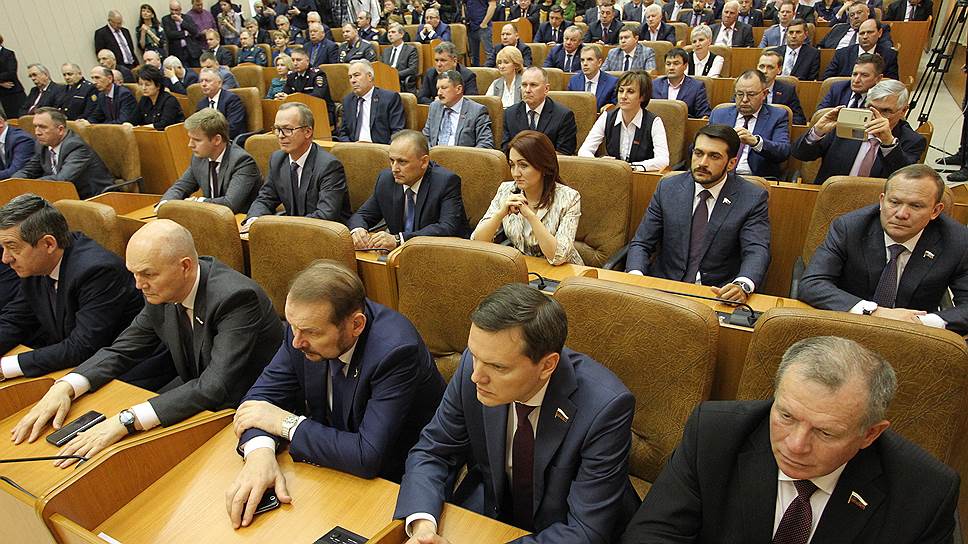 На представление Виктора Томенко пришли члены правительства Алтайского края, депутаты различных уровней и главы муниципальных образований