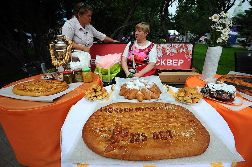 По всему городу можно было найти пироги и другие кондитерские изделия, посвященные 125-летию Новосибирска