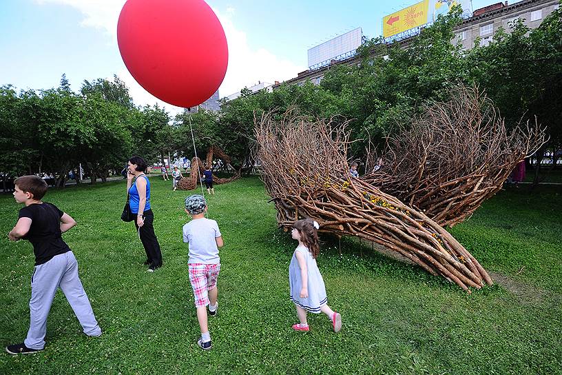 Жители города изучают работы на фестивале ленд-арта в сквере у Новосибирского оперного театра