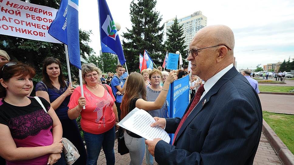 Во время пикета председатель федерации профсоюзов Александр Козлов зачитал обращение к депутатам, в котором потребовал их содействовать в отмене повышения пенсионного возраста