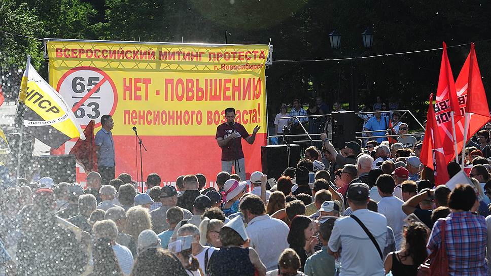 Один из выступающих с трибуны тоже потребовал отправить в отставку правительство Дмитрия Медведева