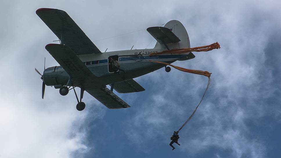 Во время авиашоу совершили прыжки более 70 парашютистов