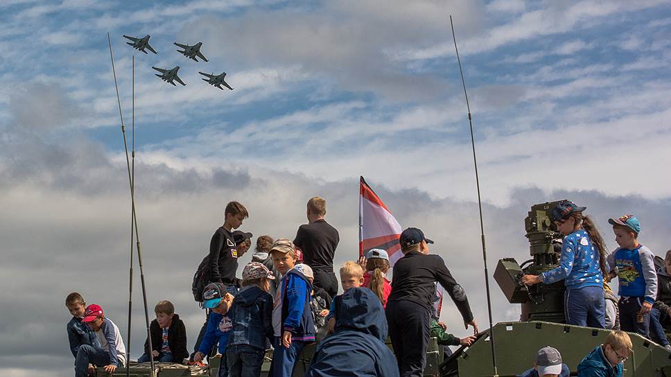 Кульминацией авиашоу стал полет легендарной пилотажной группы «Соколы России» из Липецка на Су-35