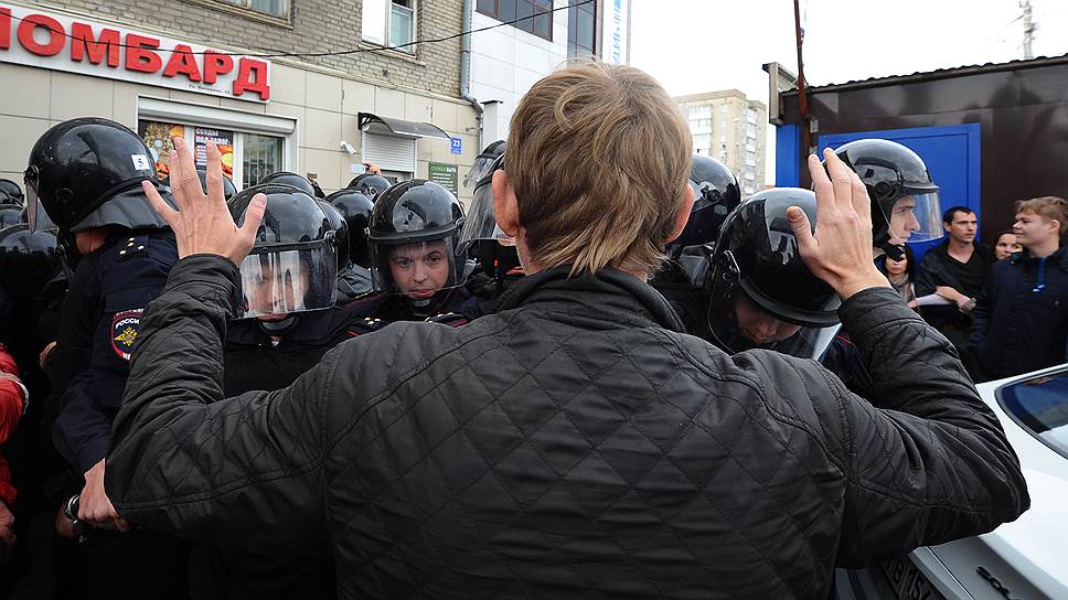 Столкновение протестантов и бойцов ОМОН в Новосибирске