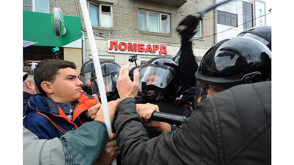 Столкновение протестов и бойцов ОМОН в Новосибирске