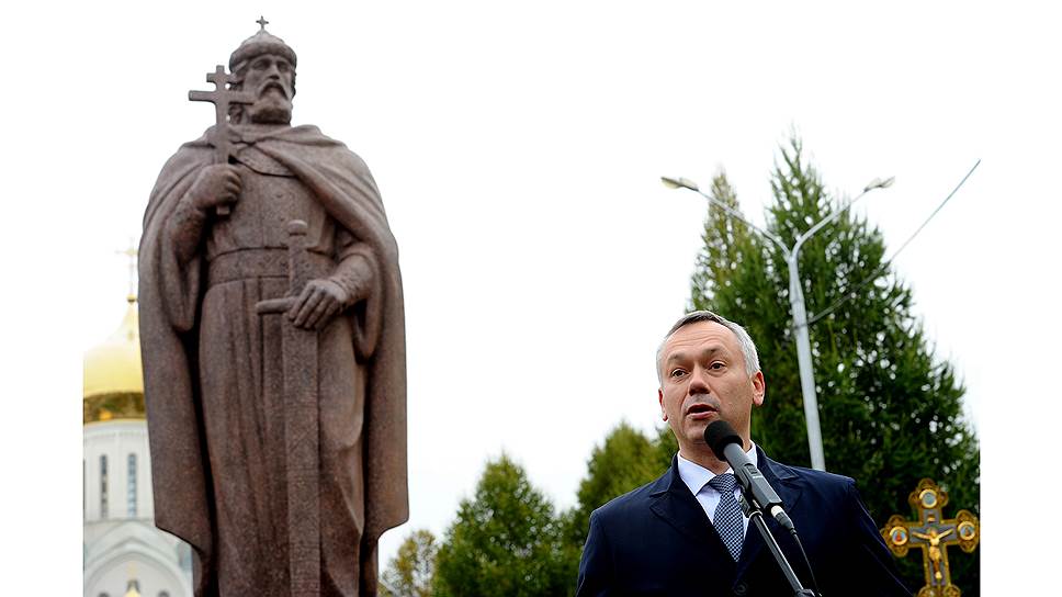 На открытии нового памятника губернатор Андрей Травников отметил, что это долгожданное событие