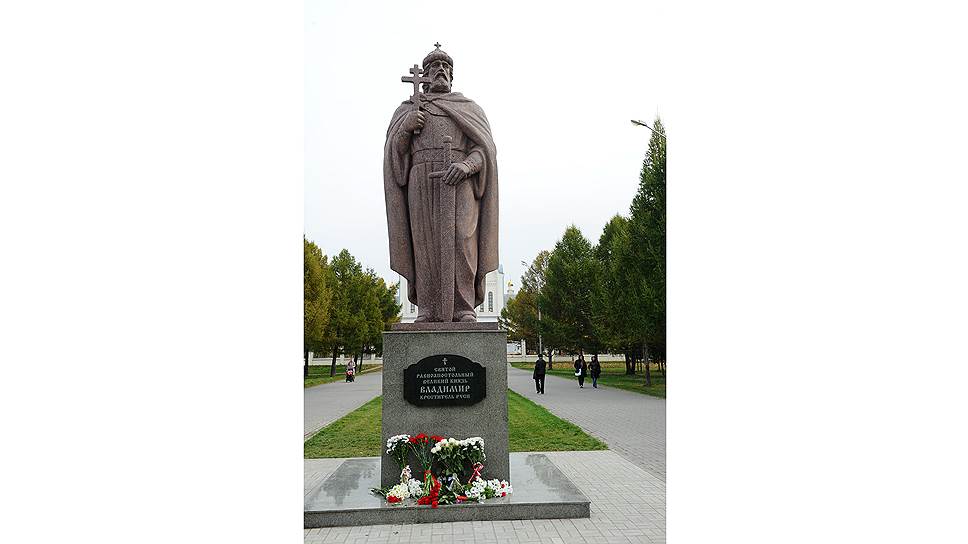Четырехметровая скульптура князя Владимира установлена на постаменте высотой в 2 м